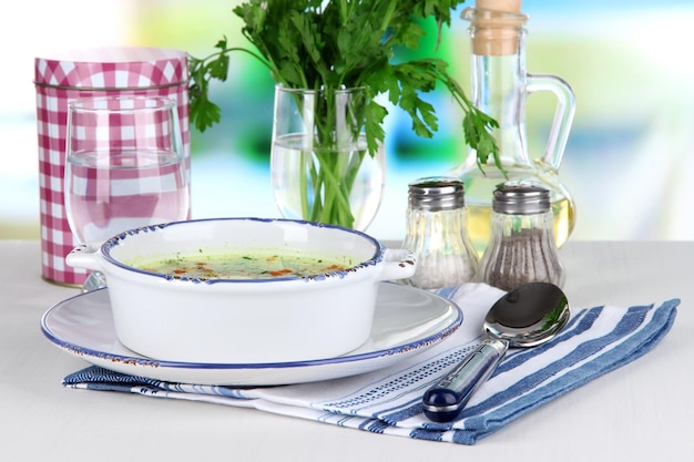 Stół z naczyniami kuchennymi